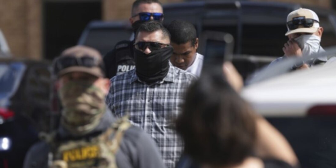 Agentes federales escoltan a un hombre a un autobús después de ser detenido, el pasado 28 de julio.