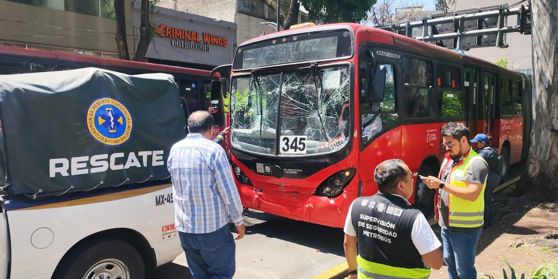 Choque entre unidades del Metrobús en la Ciudad de México, el 21 de julio de 2026.