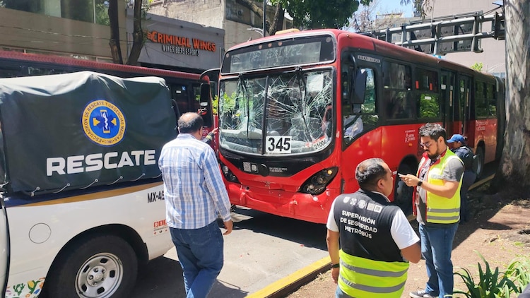 Choque entre unidades del Metrobús en la Ciudad de México, el 21 de julio de 2026.