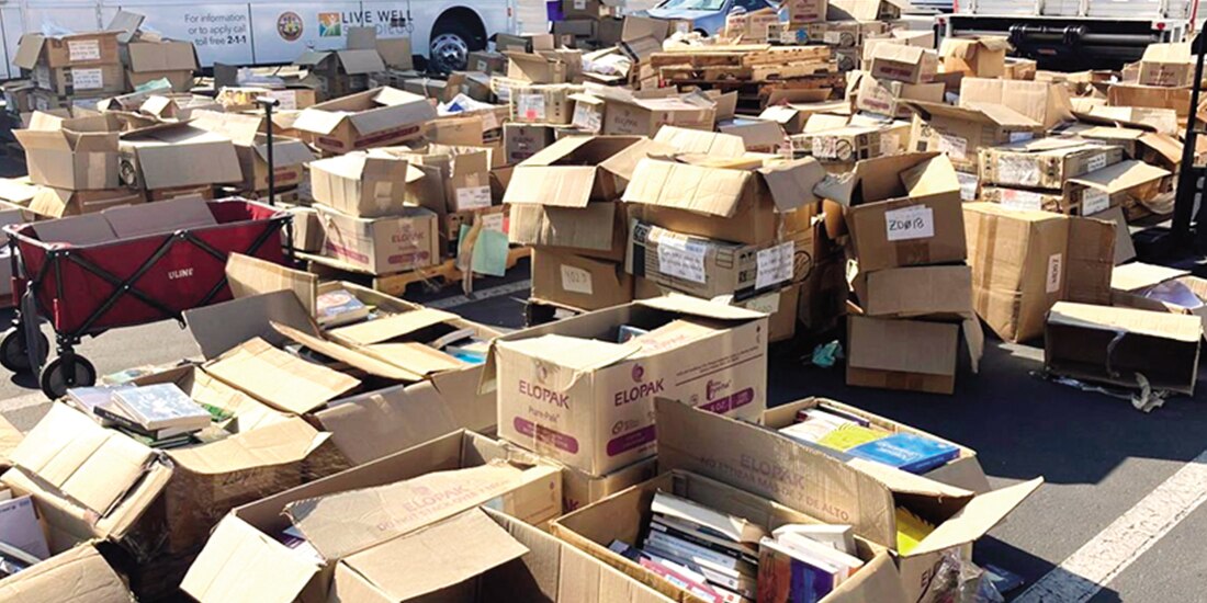 Cajas con libros del FCE en un estacionamiento de San Diego.
