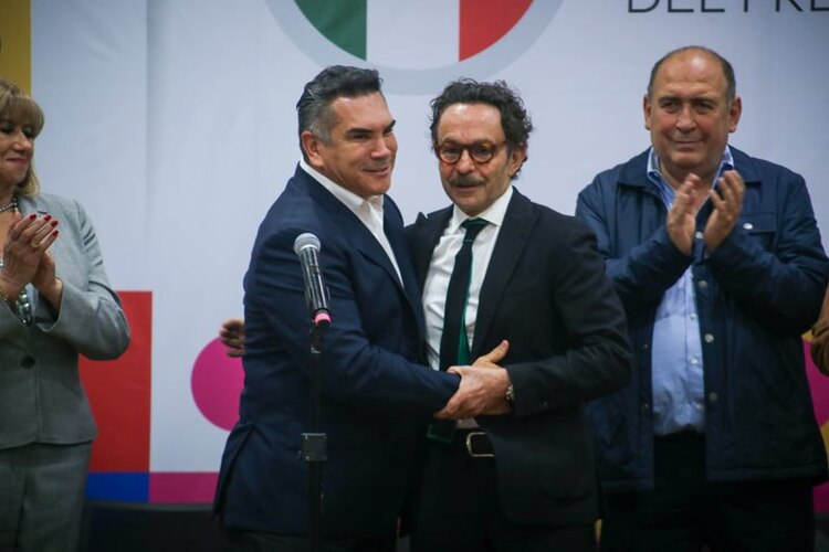 Tras completar su inscripción, Alito abraza a Gabriel Quadri.