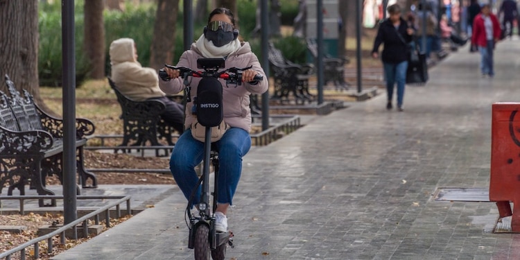 Una persona se cubre del frío en CDMX.