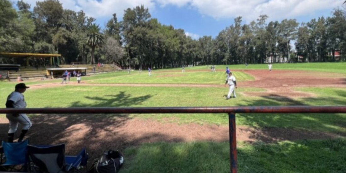Partido de de beisbol, ayer, en el deportivo de Xochimilco.