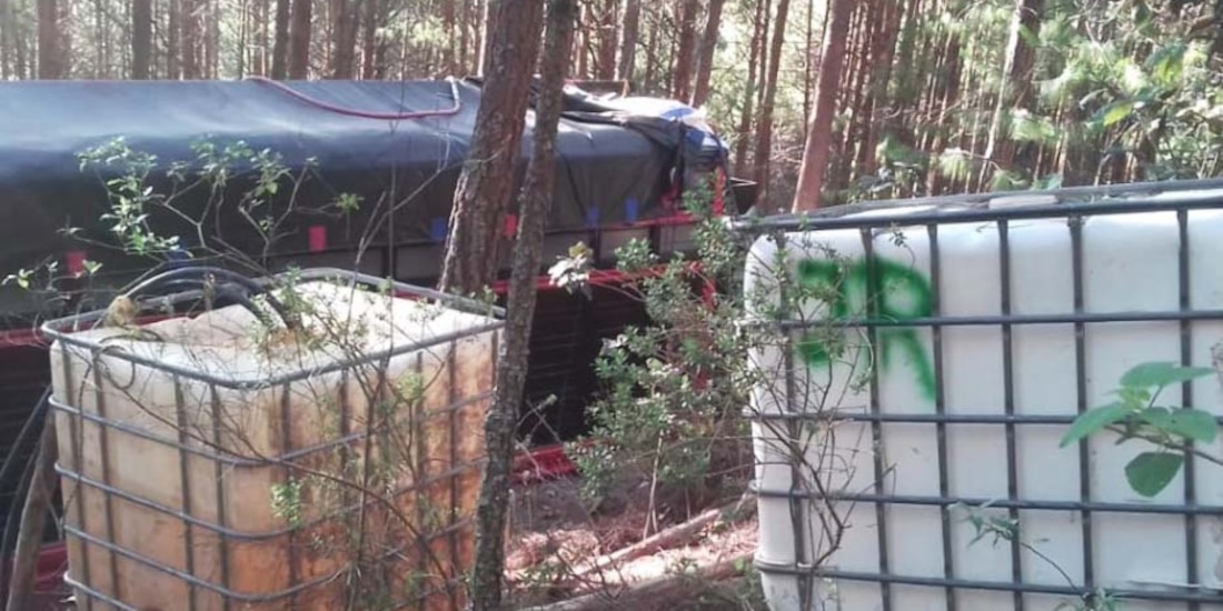 "Huachicol" de gasolina es almacenado y trasladado en bidones.