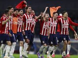 Futbolistas de Chivas celebran su triunfo sobre el América en las semifinales de vuelta del Clausura 2023.