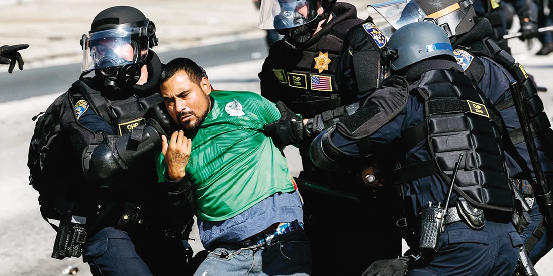Agentes detienen a un manifestante en Los Ángeles, California, en junio de 2025.