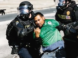 Agentes detienen a un manifestante en Los Ángeles, California, en junio de 2025.