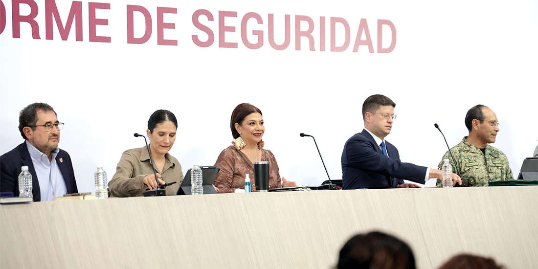 CLARA BRUGADA (centro) e integrantes de su gabinete, ayer, en conferencia.