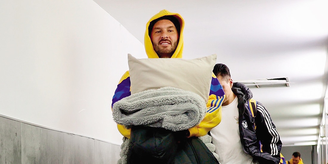 André-Pierre Gignac se cubre del intenso frío a la llegada de Tigres a Hamilton, Ontario, ayer.