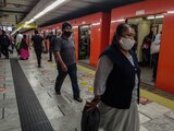Usuarios del Metro usan cubrebocas.