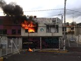 Tras la detención de manifestantes, sus compañeras regresaron a quemar el edificio, ayer.
