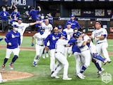 Jugadores de los Dodgers celebran luego de vencer a Rays y conquistar la Serie Mundial.