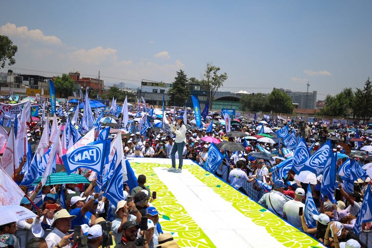 Lía Limón estuvo acompañada de Santiago Taboada y los dirigentes de sus partidos en la capital del país.