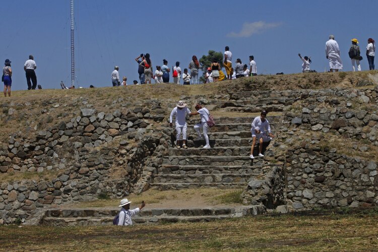 En lugares emblemáticos como Teotihuacán, Chichen Itzá, Uxmal, Tepoztlán, en la zona Arqueológica del Ixtepete y Tlaxcala, miles de personas se reúnen para rendir homenaje al sol y a los ciclos cósmicos, participando en rituales, danzas y ofrendas.