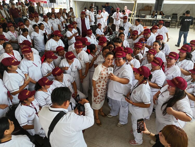 La Presidenta Claudia Sheinbaum junto a personal del programa Salud Casa por Casa en Ciudad del Carmen, Campeche.