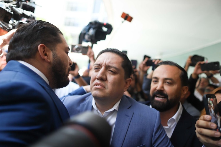 Los diputados Carlos Gutiérrez Mancilla (PRI) y Arturo Ávila (Morena), durante el enfrentamiento