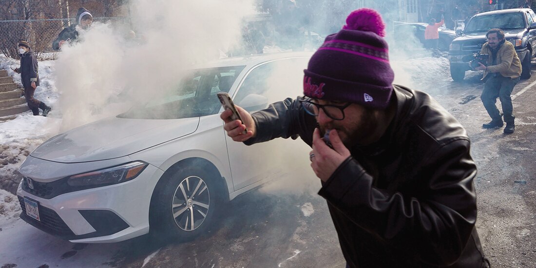 Manifestantes intentan evitar gas lacrimógeno dispersado por el ICE, el 12 de enero.