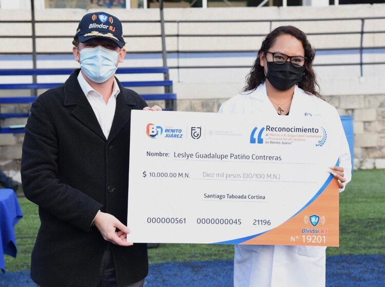 Santiago Taboada, alcalde de Benito Juárez entrega reconocimiento en materia de Seguridad.