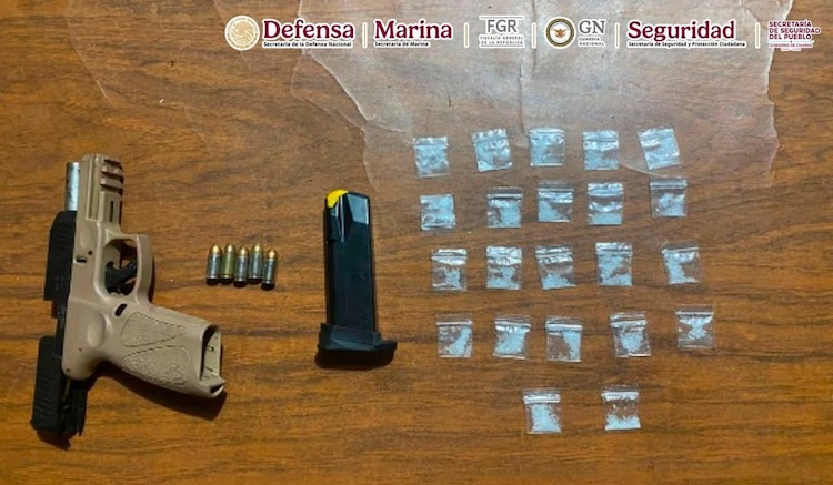 Los operativos permitieron asegurar armas, cartuchos, droga y vehículos, además de detener a ocho presuntos integrantes de grupos delictivos.