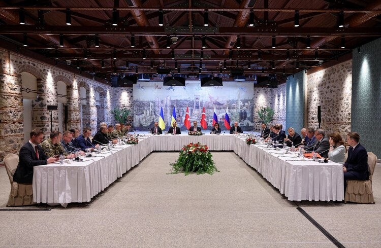 Las delegaciones de Ucrania (izq.) y Rusia, ayer, en encuentro en Estambul.