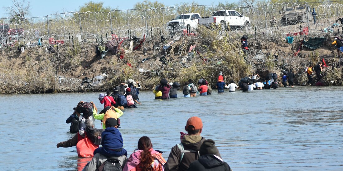 Migrantes atraviesan el río Bravo, de Piedras Negras hacia Eagle Pass.