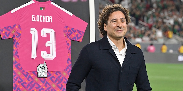 MEMO OCHOA recibió un homenaje en Los Ángeles previo al partido ante Chile. Se reconoció su trayectoria con el Tricolor y los seis mundiales a los que acudió.