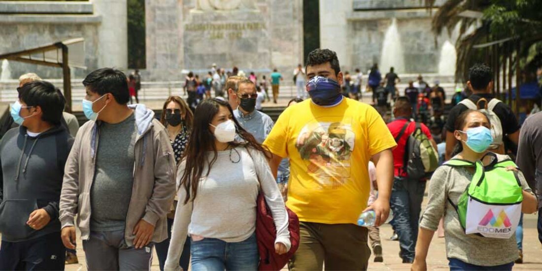 Aunque los contagios han ido en descenso, paseantes en el Bosque de Chapultepec utilizan cubrebocas para protegerse del COVID-19