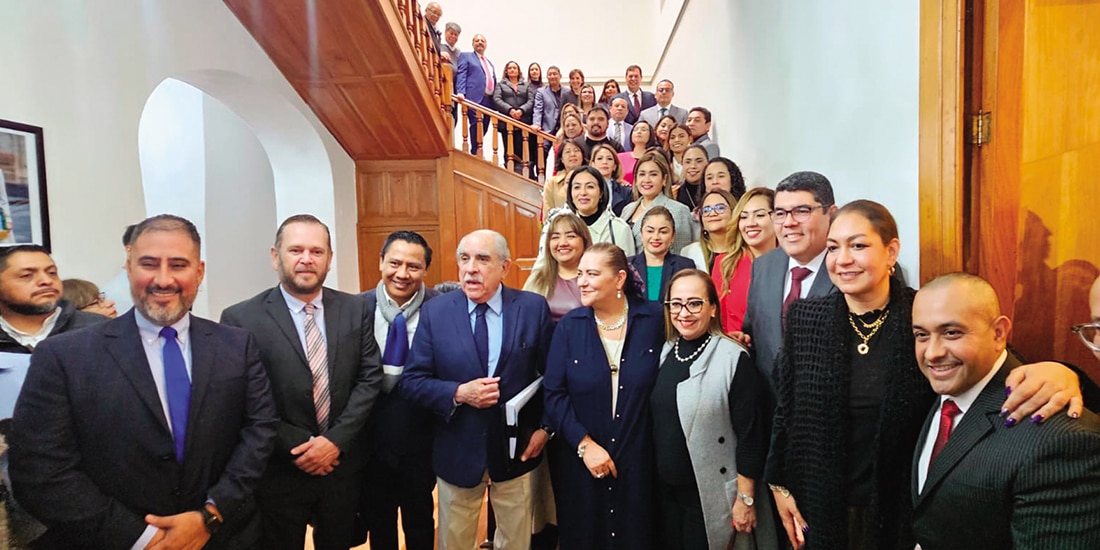 Al centro: Pablo Gómez y Guadalupe Taddei, con integrantes de los organismos públicos, ayer.