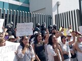 Feministas se manifiestan en Fiscalía de Puebla; exigen justicia por asesinato de Cecilia Monzón.