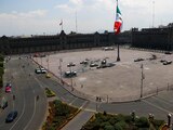 Aspectos del Zócalo de la Ciudad de México, desde las terrazas del centro histórico.