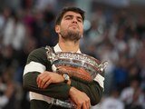 Carlos Alcaraz con la copa de Roland Garros, su quinto Major