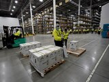 Las cajas que contienen la vacuna Pfizer-BioNTech COVID-19 están preparados para ser enviados a la planta de fabricación de Pfizer Global Supply Kalamazoo en Portage, Michigan, EU., 13 de diciembre de 2020.