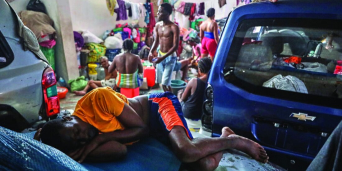 Un hombre duerme en un automóvil en un albergue, en Haití, el pasado 12 de mayo.