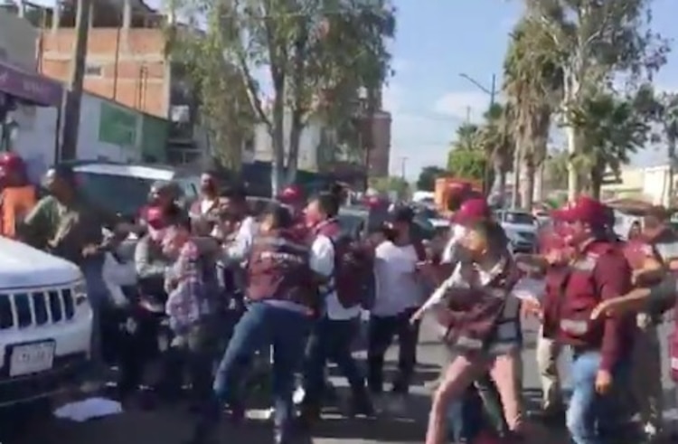 Militantes inconformes con la candidatura de Mónica Rangel, increparon el sábado al líder nacional de Morena, Mario Delgado, y a la candidata.