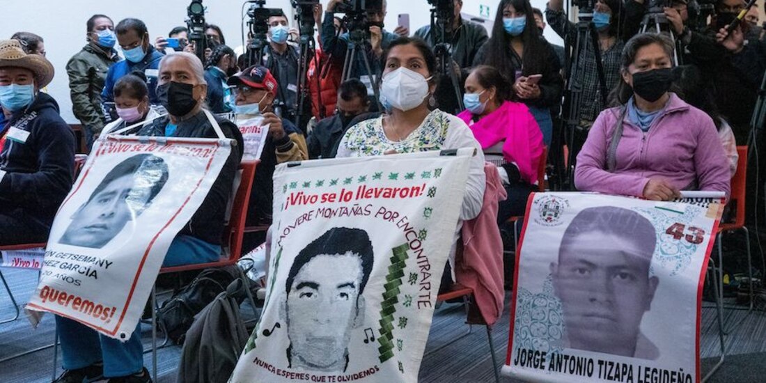 Familiares de los normalistas desaparecidos, en la presentación del tercer informe del GIEI, el 29 de septiembre.