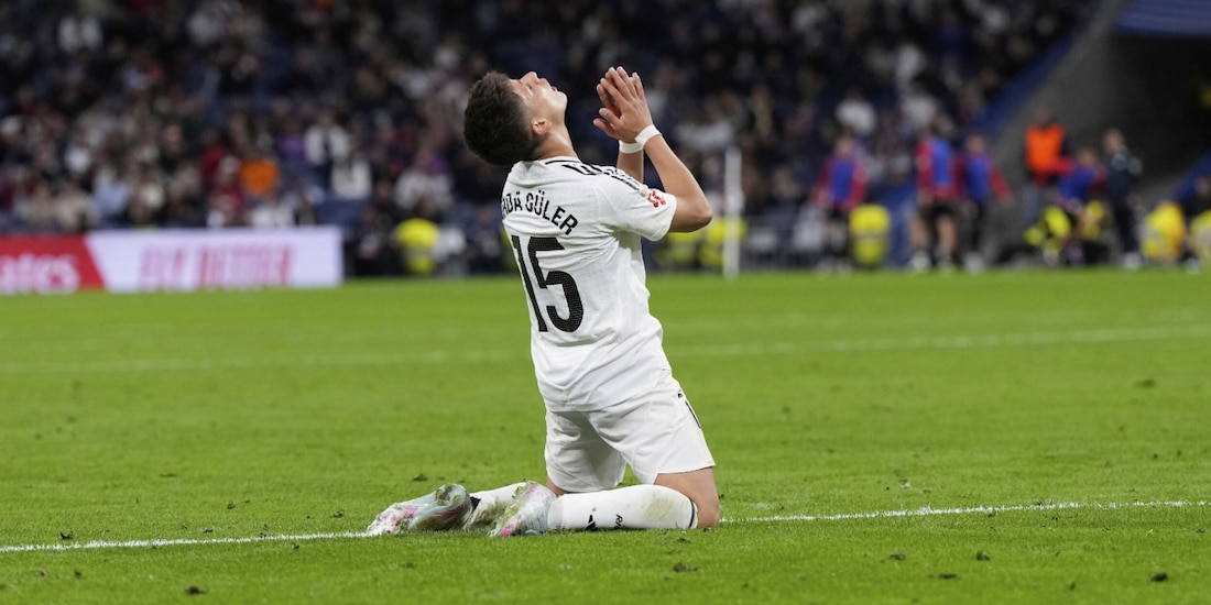 Güler se arrodilla, ayer, después de una falla en el Bernabéu.