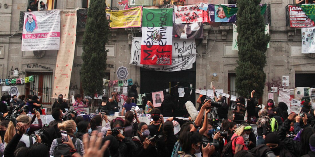 Feministas protestan, con festejo alterno, contra la violencia y la desaparición de mujeres