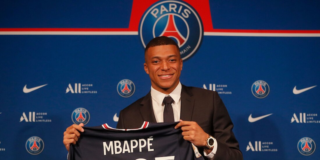 El francés en su conferencia, tras anunciar la renovación.