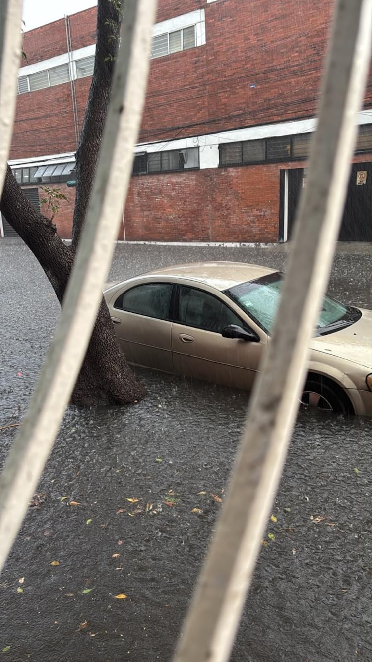 Lluvia provoca inundaciones en Iztacalco