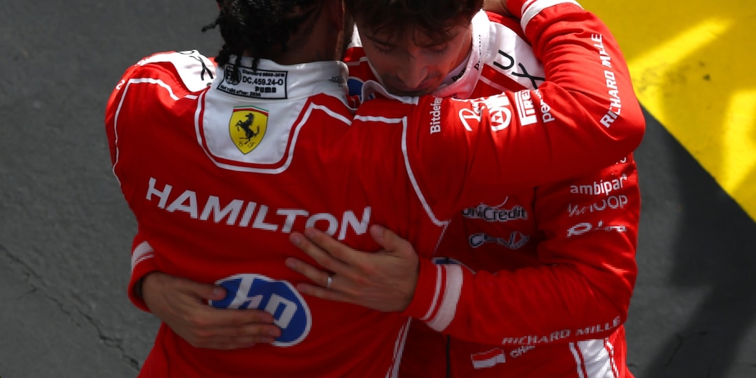 Hamilton abraza y felicita a Leclerc tras su triunfo.