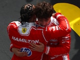 Hamilton abraza y felicita a Leclerc tras su triunfo.