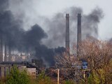 Una columna de humo es visible sobre la planta siderúrgica en Azovstal, ayer.