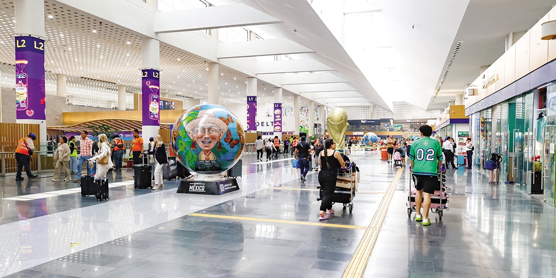 Turistas transitan por las instalaciones recién remodeladas del AICM, ayer.