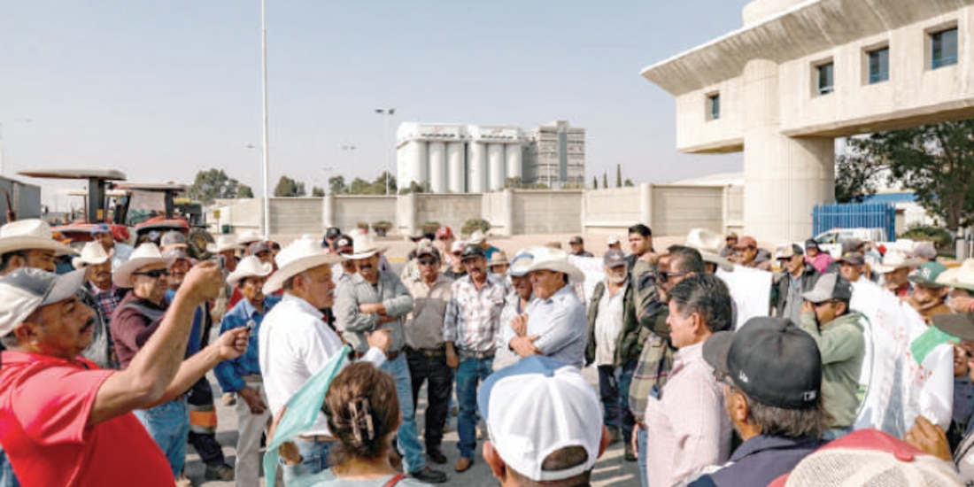 Productores agrícolas protestaron ayer afuera de una cervecera en Calera, Zacatecas.