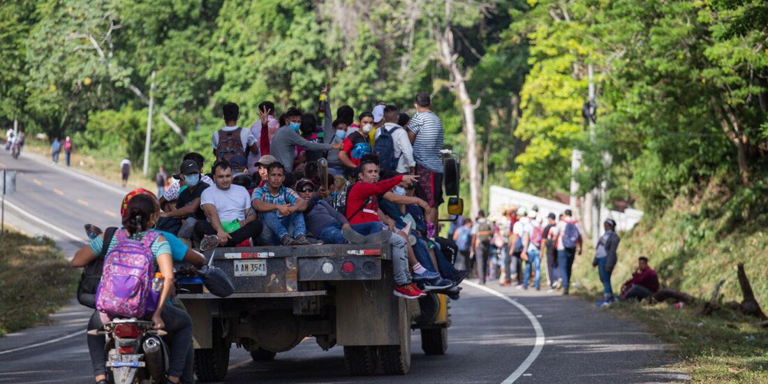 Migrantes abordan camiones para llegar a la frontera de Guatemala con México.