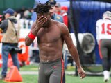 Antonio Brown, wide receiver de los Tampa Bay Buccaneers, se limpia la cara mientras abandona el campo durante el partido de la NFL contra los Jets, el pasado 2 de enero.
