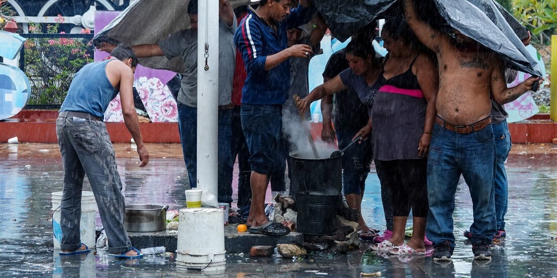 El frente frío puede generar afectaciones en la salud de los integrantes de la caravana migrante, ya que duermen en la calle.
