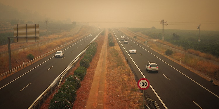 Una carretera con humo de un incendio forestal en Betxi, España, ayer.