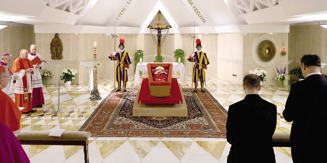 El cuerpo del Papa Francisco es colocado en un ataúd abierto durante el rito de la declaración de muerte en la residencia de Santa Marta en el Vaticano, el 21 de abril.