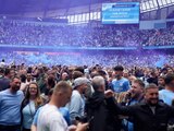 Fans del Manchester City celebran el título de la Premier League de Inglaterra.